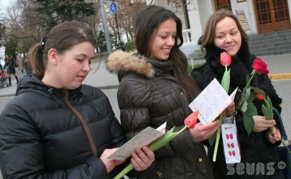 8 марта площадь Нахимова женщины украсили своими улыбками