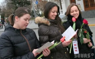8 марта площадь Нахимова женщины украсили своими улыбками