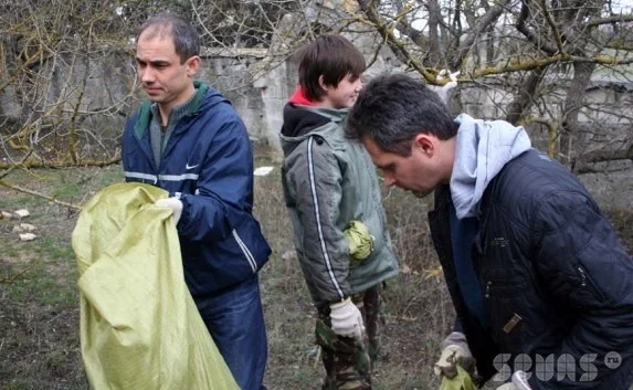 Уборкой на Братском кладбище севастопольцы почтили память погибших воинов