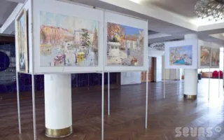 Ко Дню города в Севастополе открылась выставка картин «Белый город на синем морском берегу»