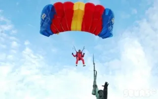 Они шагнули в небо, чтобы раскрасить его разноцветными куполами — второй парашютный фестиваль в Севастополе