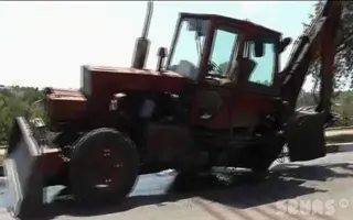 Заколдованное место. В Севастополе у трактора на ходу отвалилось заднее колесо