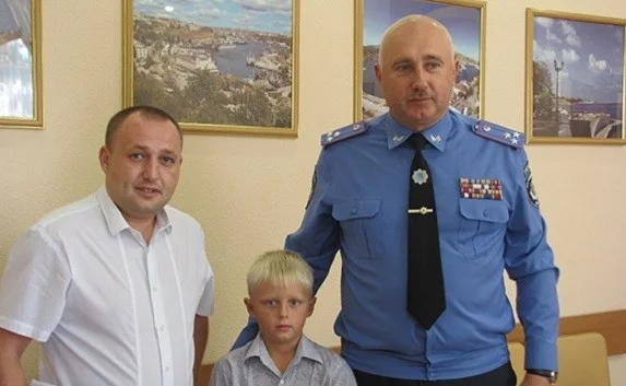 В Севастополе шестилетнего спасателя наградил начальник городской милиции