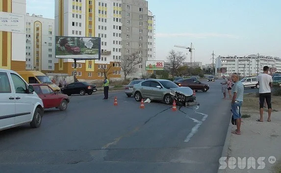 В Севастополе на Столетовском проспекте произошло ДТП с участием трёх автомобилей, пострадала девушка. Видео последствий ДТП