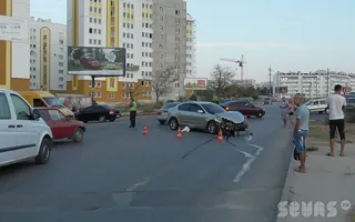 В Севастополе на Столетовском проспекте произошло ДТП с участием трёх автомобилей, пострадала девушка. Видео последствий ДТП