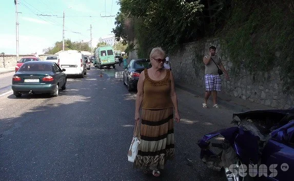 В Севастополе на улице Героев Севастополя в лобовом ДТП пострадали люди. Видео последствий