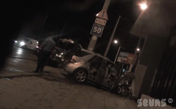 Джип «Mercedes» врезался в остановку. Последствия ДТП на видео 
