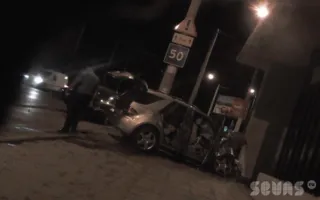 Джип «Mercedes» врезался в остановку. Последствия ДТП на видео 
