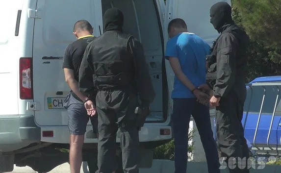Севастопольцы стали свидетелями задержания с масками и наручниками 