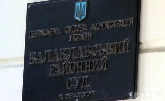 За сделанное замечание злодей набросился на обидчика с топором