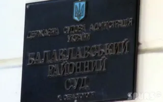 За сделанное замечание злодей набросился на обидчика с топором