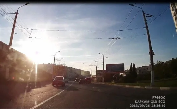 ВАЗ столкнулся с джипом на проспекте Октябрьской Революции. Видео столкновения