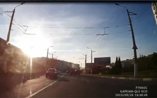 ВАЗ столкнулся с джипом на проспекте Октябрьской Революции. Видео столкновения