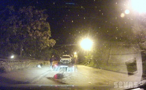 В Севастополе ночью «Daewoo» врезался в скалу на Красном спуске