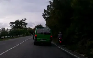 На серпантине при обгоне мопедист слетел в ров