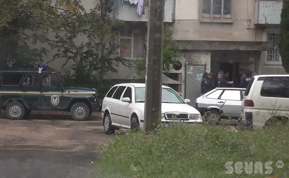 Двое в масках ограбили квартиру, заперев ребёнка в ванной