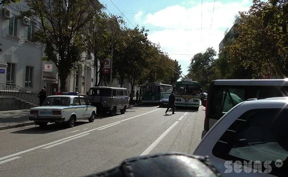 В результате ДТП двоих пассажиров троллейбуса доставили в больницу