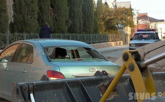 В районе улицы Ивана Голубца экскаватор разбил ковшом стекло «Toyota»