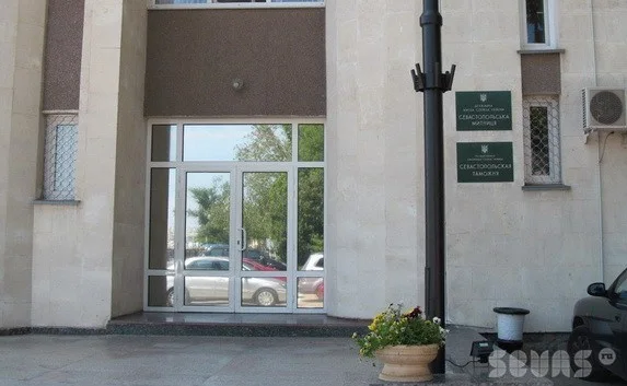 Мимо таможни Севастополя не пройдёт ни автомобиль, ни экскаватор, ни... плавкран