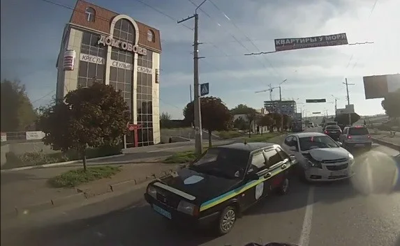 Дама за рулём протаранила автомобиль охранной службы. Видео ДТП