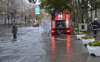 В Севастополе из-за забитой ливневой канализации затопило проспект Нахимова