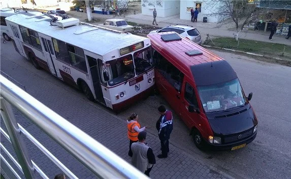 На проспекте Победы троллейбус с маршруткой не поделили остановку 