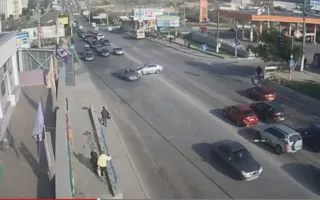 Два водителя-экстремала встретились на перекрёстке у студгородка. Видео аварии