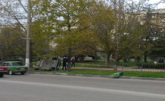 В Севастополе на ПОРе автомобиль «Daewoo» протаранил ограждение и перевернулся