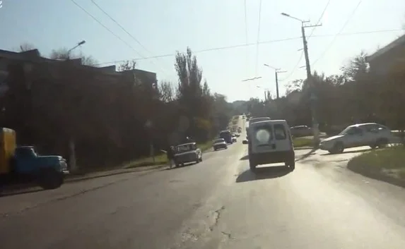 Пьяный водитель на пешеходном переходе сбил женщину и скрылся. Видео аварии