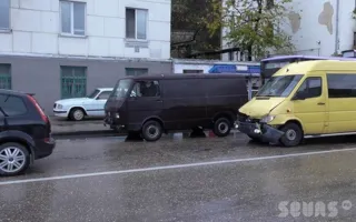 На Героев Севастополя микроавтобус «Mersedes» протаранил автомобиль «Ford»