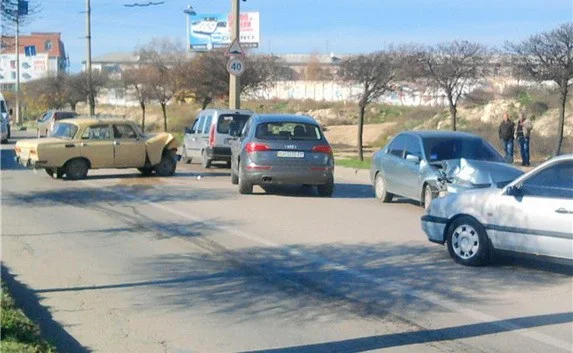 На улице Руднева лоб в лоб столкнулись автомобили «Москвич» и «Mitsubishi»
