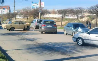 На улице Руднева лоб в лоб столкнулись автомобили «Москвич» и «Mitsubishi»