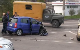 На улице Хрусталёва девушка на автомобиле протаранила грузовик