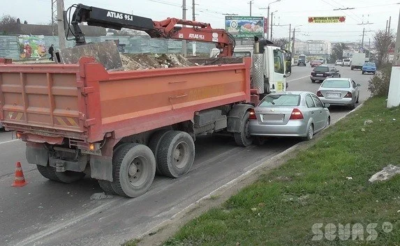 В районе «Студгородка» грузовик загнал автомобиль «Chevrolet» на обочину