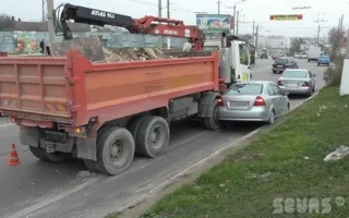 В районе «Студгородка» грузовик загнал автомобиль «Chevrolet» на обочину
