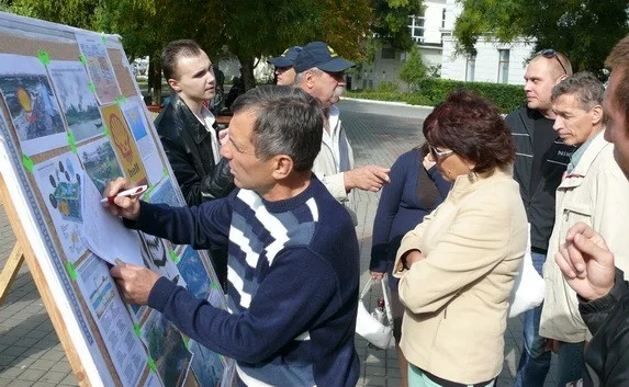 В Севастополе провели пикет против добычи сланцевого газа в Чёрном море