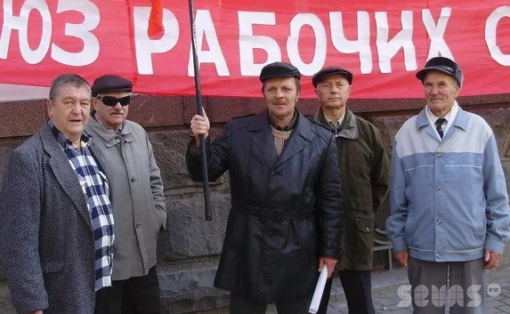 Союз рабочих Севастополя пикетировал горсовет с требованием национализировать «Севморзавод»