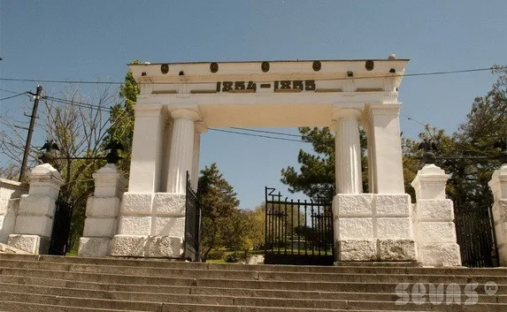 В знак протеста севастопольцы повалили ограждение стройплощадки у центрального входа на Малахов курган