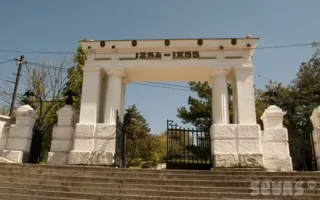 В знак протеста севастопольцы повалили ограждение стройплощадки у центрального входа на Малахов курган