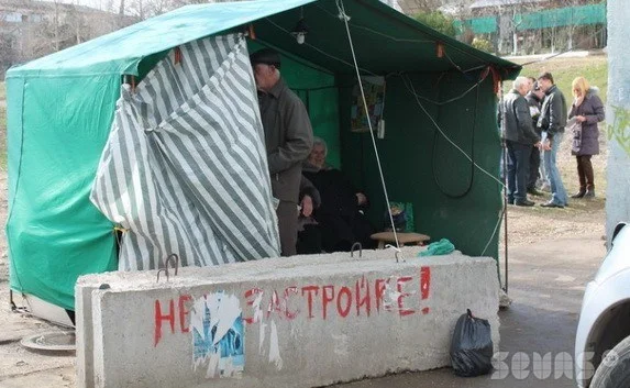В Стрелецкой бухте жители воюют с застройщиками за каждый метр своего двора