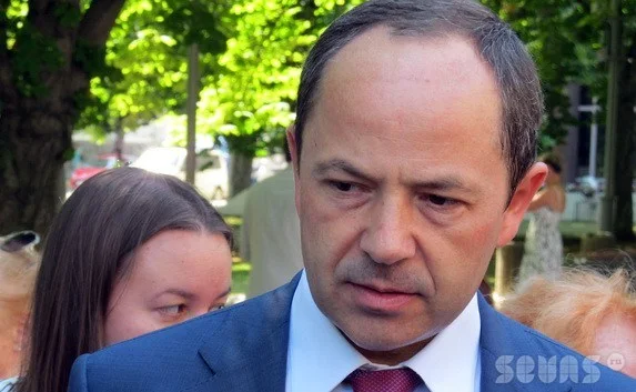 Тигипко заявил, что депутаты должны с уважением относиться к Севастополю, который говорит на другом языке