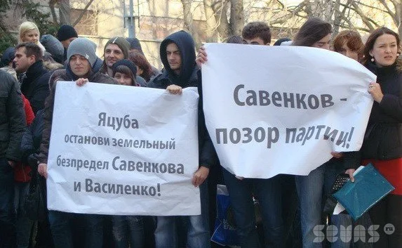 У Яцубы парни спортивного телосложения требовали отставки «Савенкова-коррупционера»
