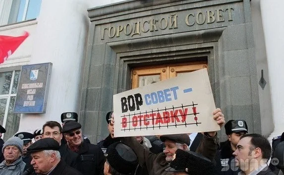 Издание «регионалов» просчитало, кому выгодно разогнать горсовет