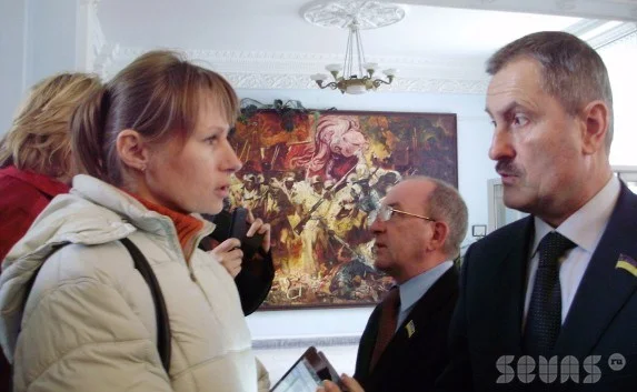 Депутат Белогорцев столкнулся в холле горсовета со своими избирателями, которые хотят лишить его мандата