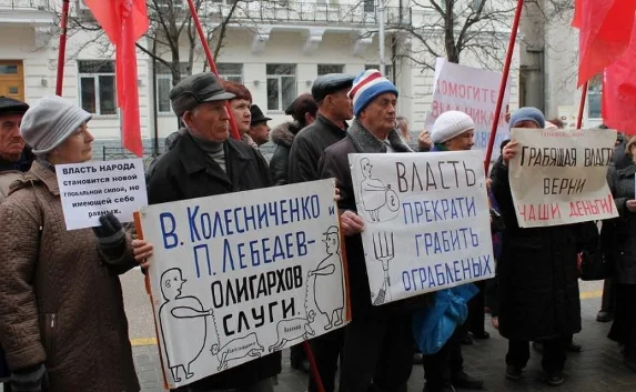 Перед Севастопольским горсоветом прошел митинг. Протестующие уже не требовали его роспуска