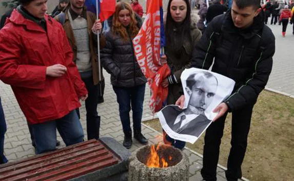 В Севастополе сожгли портреты Бандеры и Горбачева