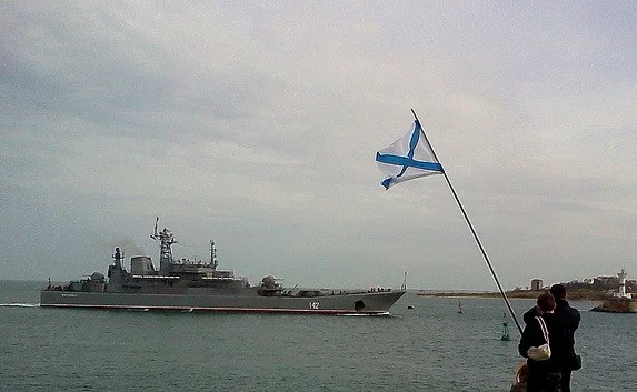 Пророссийская молодежь Севастополя встретила с учений боевые корабли Черноморского флота
