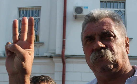 «Свобода» опять жалуется, что на их «приемную палатку» в Севастополе напали