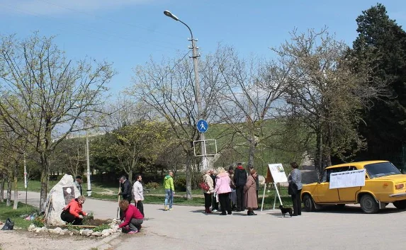В Севастополе провели субботник против застройки пляжа «Солнечный»