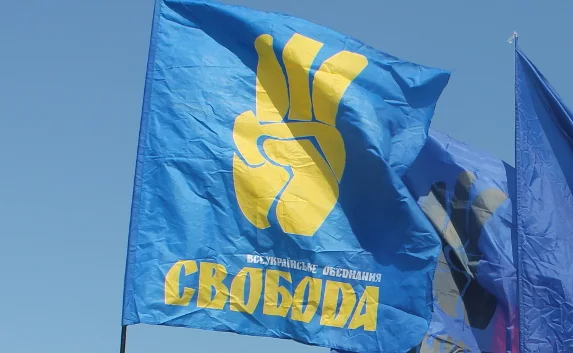 В Севастополе марафонец-диссидент со знаменем ВО «Свобода» совершил заплыв в поддержку акции «Вставай Украина» 